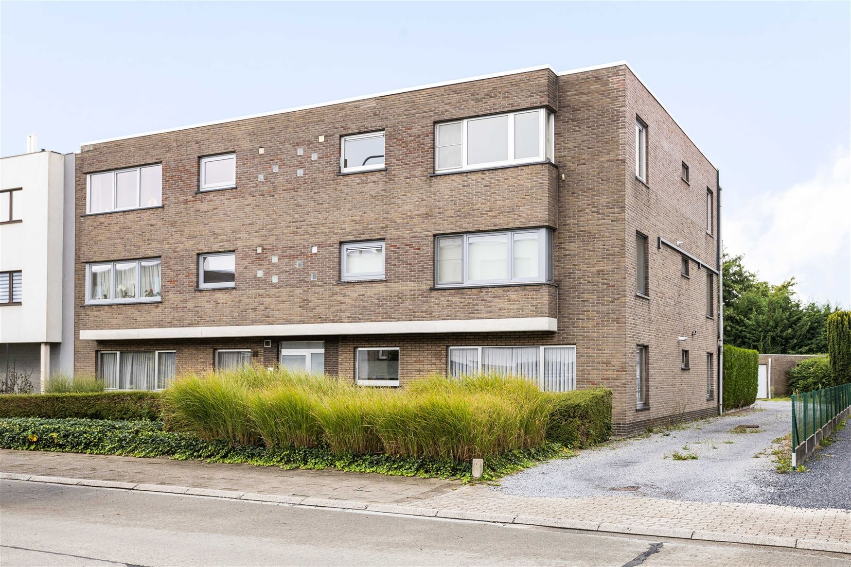 Drie slaapkamers, een royaal ruimtegevoel én de tram naar Gent op wandelafstand. Dit appartement in Zwijnaarde biedt veel meer dan de buitenkant doet...