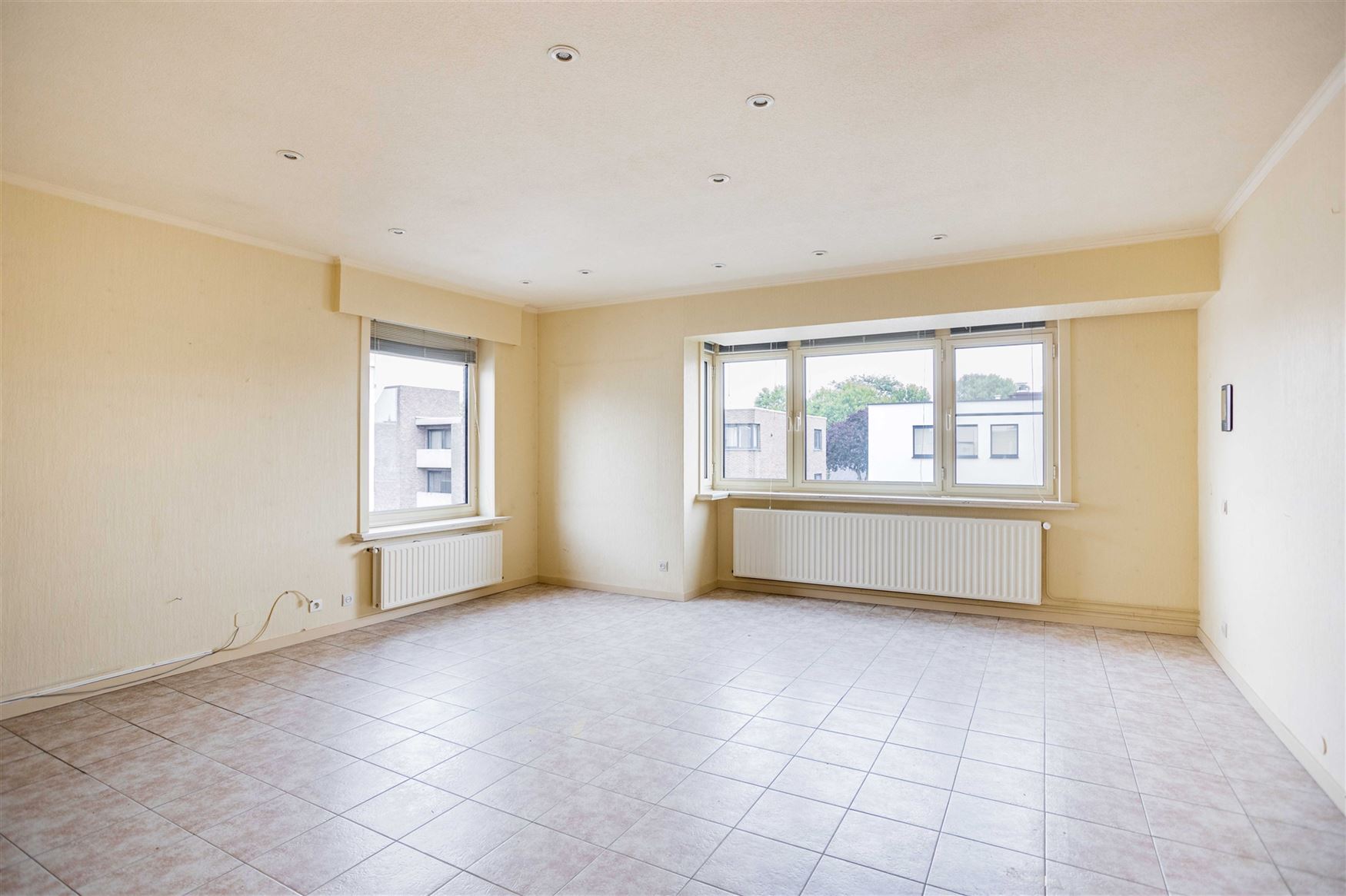 Drie slaapkamers, een royaal ruimtegevoel én de tram naar Gent op wandelafstand. Dit appartement in Zwijnaarde biedt veel meer dan de buitenkant doet...