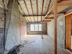 Wie ruimte, rust én renovatiepotentieel zoekt, vindt in de Maagdenstraat 63 in Ronse een bijzonder interessante basis. Rustig gelegen nabij het Muzie...