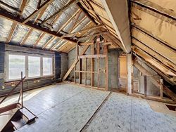 Wie ruimte, rust én renovatiepotentieel zoekt, vindt in de Maagdenstraat 63 in Ronse een bijzonder interessante basis. Rustig gelegen nabij het Muzie...