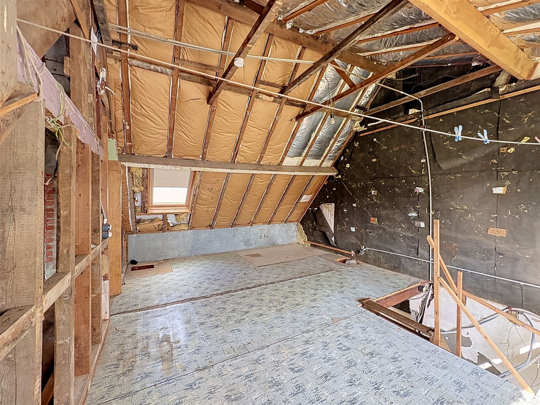 Wie ruimte, rust én renovatiepotentieel zoekt, vindt in de Maagdenstraat 63 in Ronse een bijzonder interessante basis. Rustig gelegen nabij het Muzie...