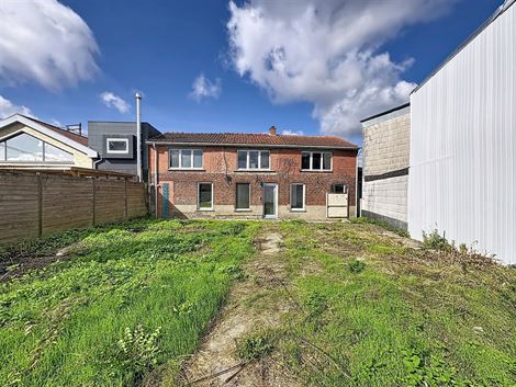 Wie ruimte, rust én renovatiepotentieel zoekt, vindt in de Maagdenstraat 63 in Ronse een bijzonder interessante basis. Rustig gelegen nabij het Muzie...