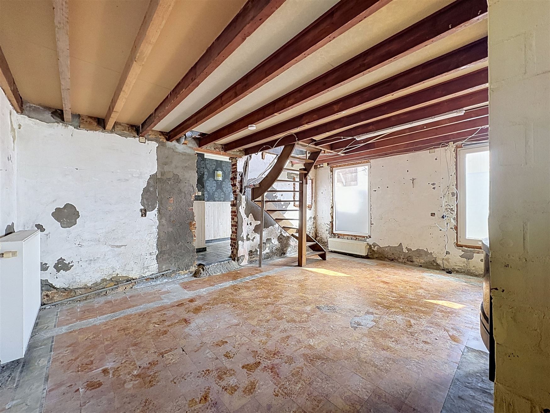 Wie ruimte, rust én renovatiepotentieel zoekt, vindt in de Maagdenstraat 63 in Ronse een bijzonder interessante basis. Rustig gelegen nabij het Muzie...