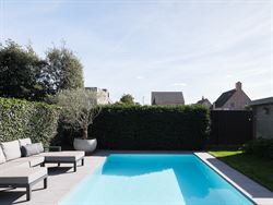Instapklaar wonen met je eigen zomerplek in de tuin. In het rustige Vaarlaars in Lochristi ligt deze verzorgde halfopen gezinswoning uit 2011. Een ste...