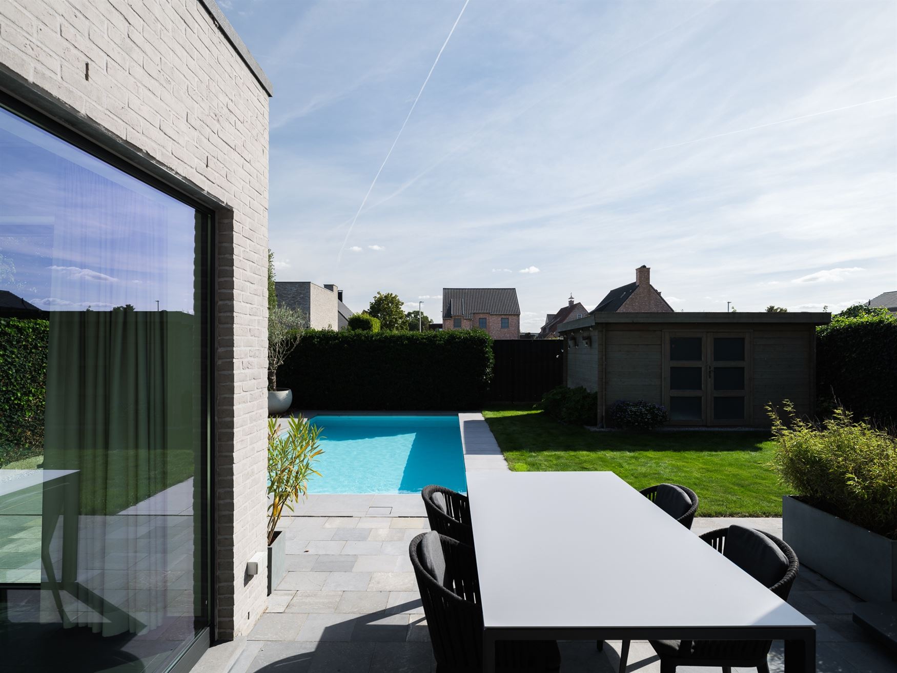 Instapklaar wonen met je eigen zomerplek in de tuin. In het rustige Vaarlaars in Lochristi ligt deze verzorgde halfopen gezinswoning uit 2011. Een ste...