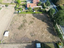 Soms vind je je droomwoning niet. Dan creëer je ze beter zelf.

Langs de Steenweg op Deinze in Aalter liggen twee identieke bouwgronden van elk maa...