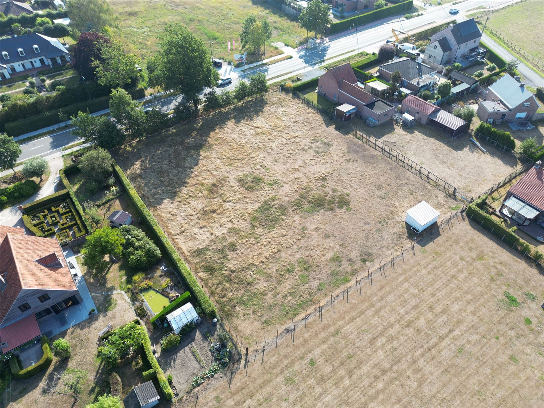 Soms vind je je droomwoning niet. Dan creëer je ze beter zelf.

Langs de Steenweg op Deinze in Aalter liggen twee identieke bouwgronden van elk maa...