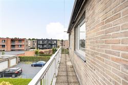 Drie slaapkamers, een royaal ruimtegevoel én de tram naar Gent op wandelafstand. Dit appartement in Zwijnaarde biedt veel meer dan de buitenkant doet...