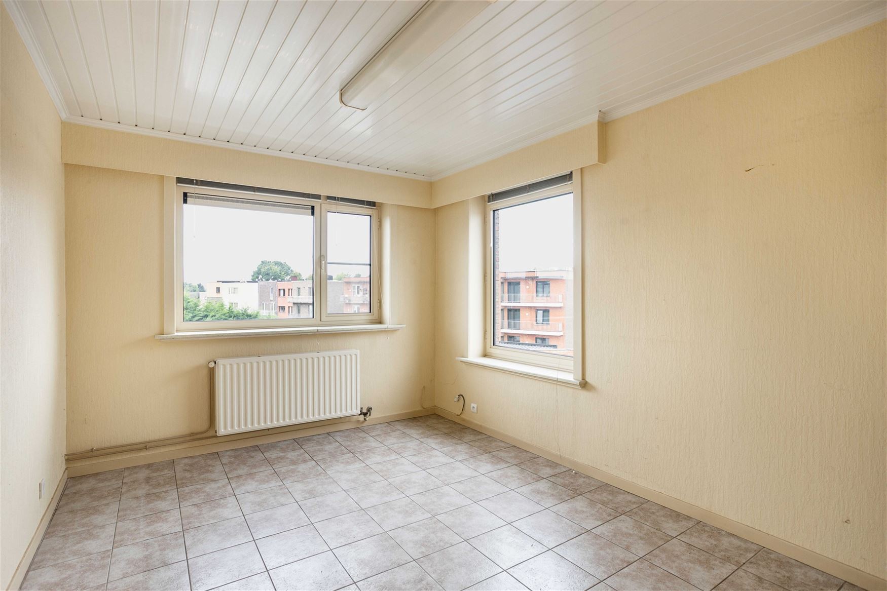 Drie slaapkamers, een royaal ruimtegevoel én de tram naar Gent op wandelafstand. Dit appartement in Zwijnaarde biedt veel meer dan de buitenkant doet...