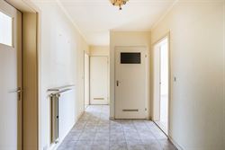 Drie slaapkamers, een royaal ruimtegevoel én de tram naar Gent op wandelafstand. Dit appartement in Zwijnaarde biedt veel meer dan de buitenkant doet...