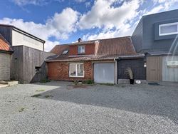 Wie ruimte, rust én renovatiepotentieel zoekt, vindt in de Maagdenstraat 63 in Ronse een bijzonder interessante basis. Rustig gelegen nabij het Muzie...