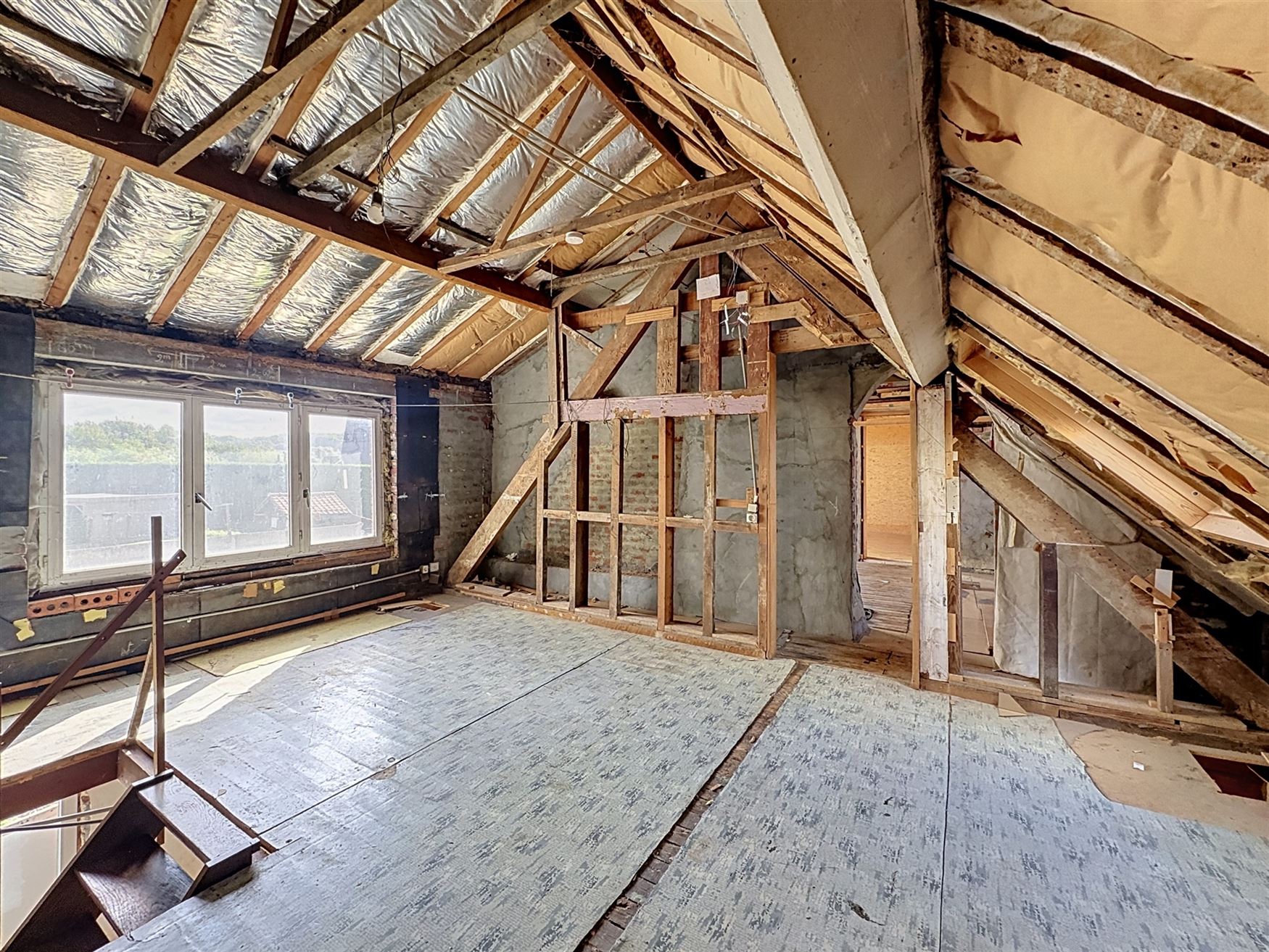 Wie ruimte, rust én renovatiepotentieel zoekt, vindt in de Maagdenstraat 63 in Ronse een bijzonder interessante basis. Rustig gelegen nabij het Muzie...