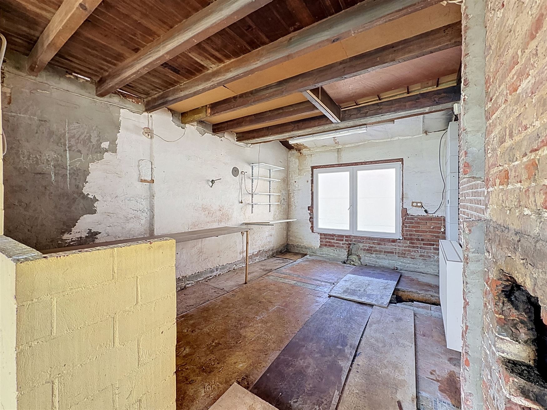 Wie ruimte, rust én renovatiepotentieel zoekt, vindt in de Maagdenstraat 63 in Ronse een bijzonder interessante basis. Rustig gelegen nabij het Muzie...