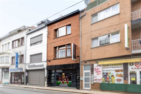 Veel meer dan de voorgevel doet vermoeden.

In de Sleepstraat in Gent schuilt achter deze gevel een eigendom van een heel andere schaal dan je vanop...