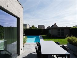 Instapklaar wonen met je eigen zomerplek in de tuin. In het rustige Vaarlaars in Lochristi ligt deze verzorgde halfopen gezinswoning uit 2011. Een ste...