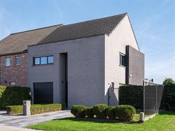 Instapklaar wonen met je eigen zomerplek in de tuin. In het rustige Vaarlaars in Lochristi ligt deze verzorgde halfopen gezinswoning uit 2011. Een ste...
