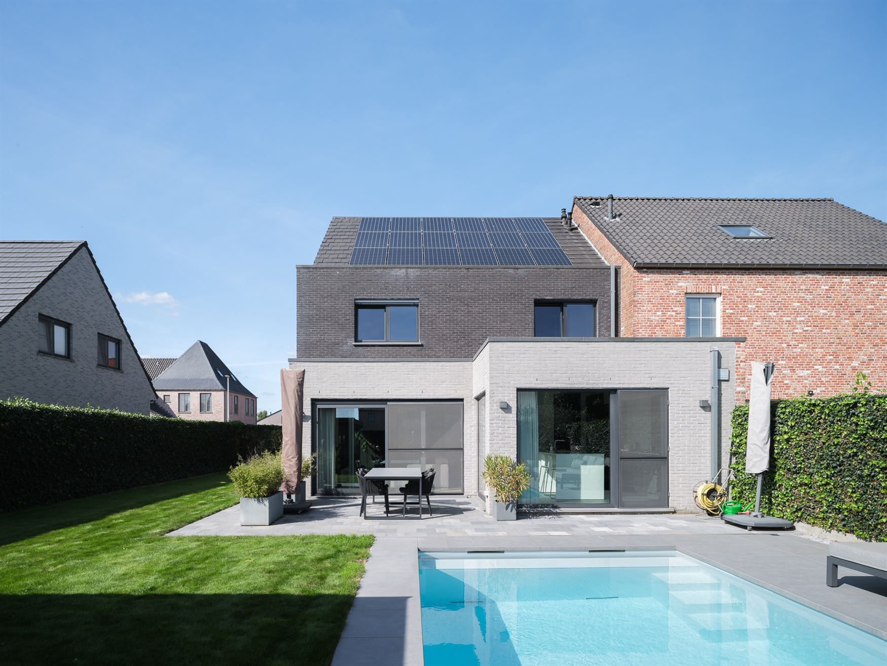 Instapklaar wonen met je eigen zomerplek in de tuin. In het rustige Vaarlaars in Lochristi ligt deze verzorgde halfopen gezinswoning uit 2011. Een ste...