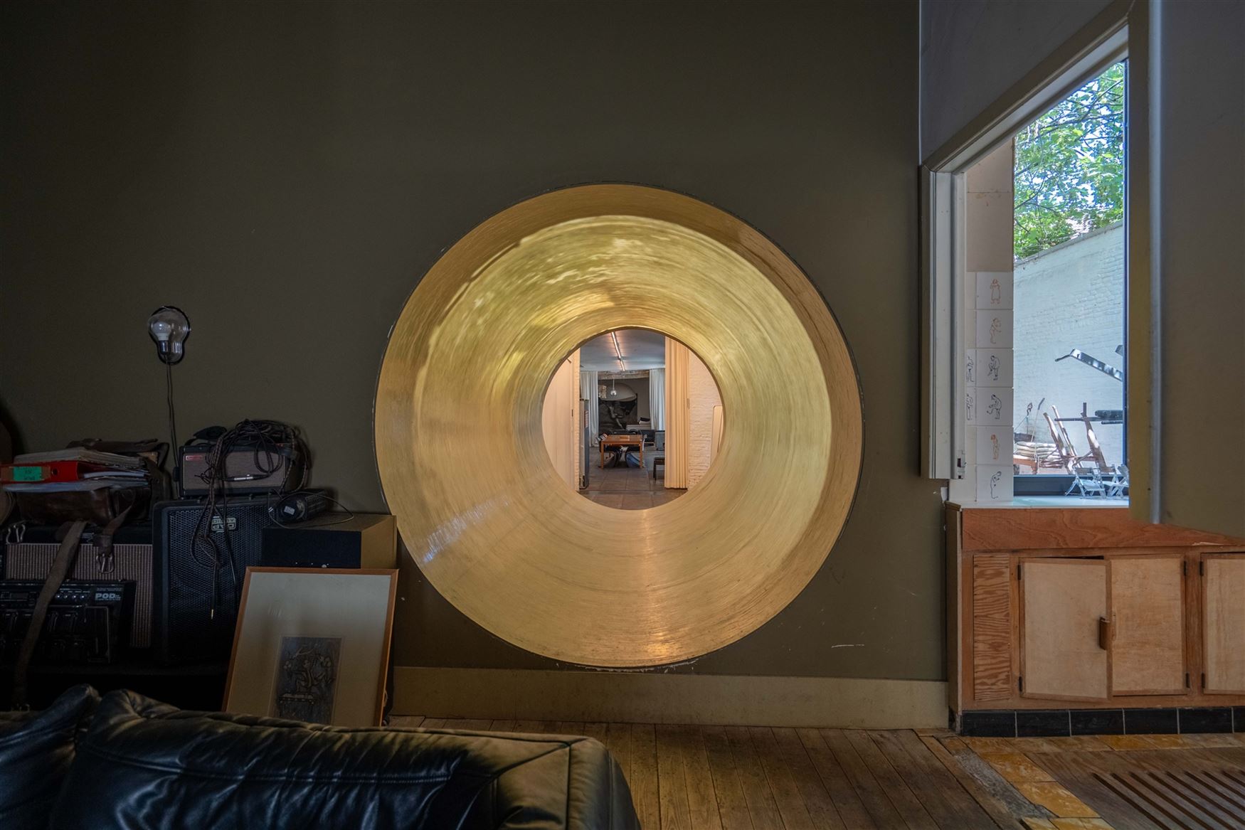 Achter een discrete gevel in de historische binnenstad schuilt iets wat je hier nauwelijks verwacht: een eigenzinnige urban villa met karakter, creati...