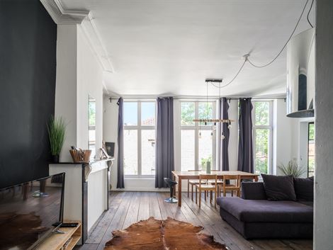 Geen strak nieuwbouwappartement. Integendeel. Midden in historisch Gent ligt een appartement met ruimte, karakter en een flinke dosis eigenheid.

Me...