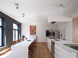 251 m² boven de stad. Ruimte, karakter en een uitgesproken eigenheid.

Verdeeld over twee verdiepingen overstijgt dit moeiteloos het klassieke appa...