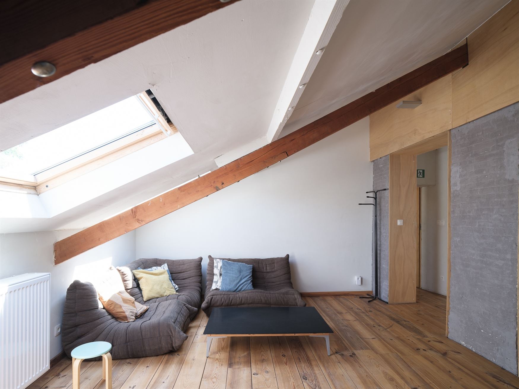251 m² boven de stad. Ruimte, karakter en een uitgesproken eigenheid.

Verdeeld over twee verdiepingen overstijgt dit moeiteloos het klassieke appa...
