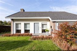 Zo’n huis waar veel gezinnen naar zoeken. En dat komt niet elke dag voorbij.

Vlak bij het centrum van Evergem ligt deze bijzonder verzorgde vrijs...