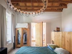Achter een discrete gevel in de historische binnenstad schuilt iets wat je hier nauwelijks verwacht: een eigenzinnige urban villa met karakter, creati...