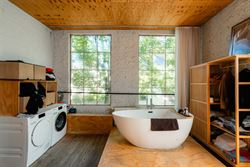 Achter een discrete gevel in de historische binnenstad schuilt iets wat je hier nauwelijks verwacht: een eigenzinnige urban villa met karakter, creati...