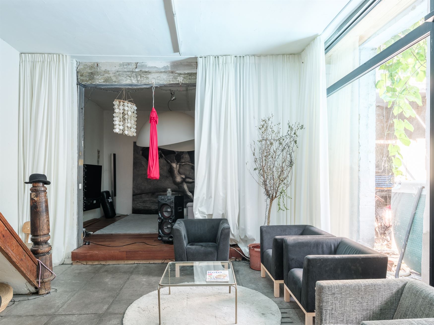 Achter een discrete gevel in de historische binnenstad schuilt iets wat je hier nauwelijks verwacht: een eigenzinnige urban villa met karakter, creati...