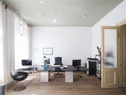 Achter een discrete gevel in de historische binnenstad schuilt iets wat je hier nauwelijks verwacht: een eigenzinnige urban villa met karakter, creati...