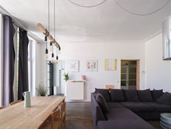 Geen strak nieuwbouwappartement. Integendeel. Midden in historisch Gent ligt een appartement met ruimte, karakter en een flinke dosis eigenheid.

Me...