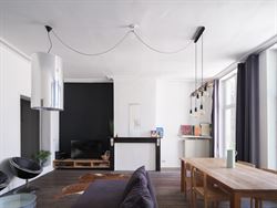Geen strak nieuwbouwappartement. Integendeel. Midden in historisch Gent ligt een appartement met ruimte, karakter en een flinke dosis eigenheid.

Me...