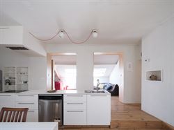 251 m² boven de stad. Ruimte, karakter en een uitgesproken eigenheid.

Verdeeld over twee verdiepingen overstijgt dit moeiteloos het klassieke appa...