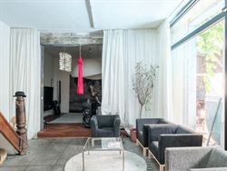 Achter een discrete gevel in de historische binnenstad schuilt iets wat je hier nauwelijks verwacht: een eigenzinnige urban villa met karakter, creati...