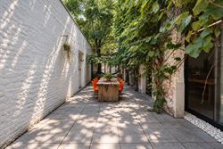 Achter een discrete gevel in de historische binnenstad schuilt iets wat je hier nauwelijks verwacht: een eigenzinnige urban villa met karakter, creati...