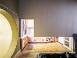 Achter een discrete gevel in de historische binnenstad schuilt iets wat je hier nauwelijks verwacht: een eigenzinnige urban villa met karakter, creati...