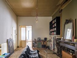 Achter een discrete gevel in de historische binnenstad schuilt iets wat je hier nauwelijks verwacht: een eigenzinnige urban villa met karakter, creati...