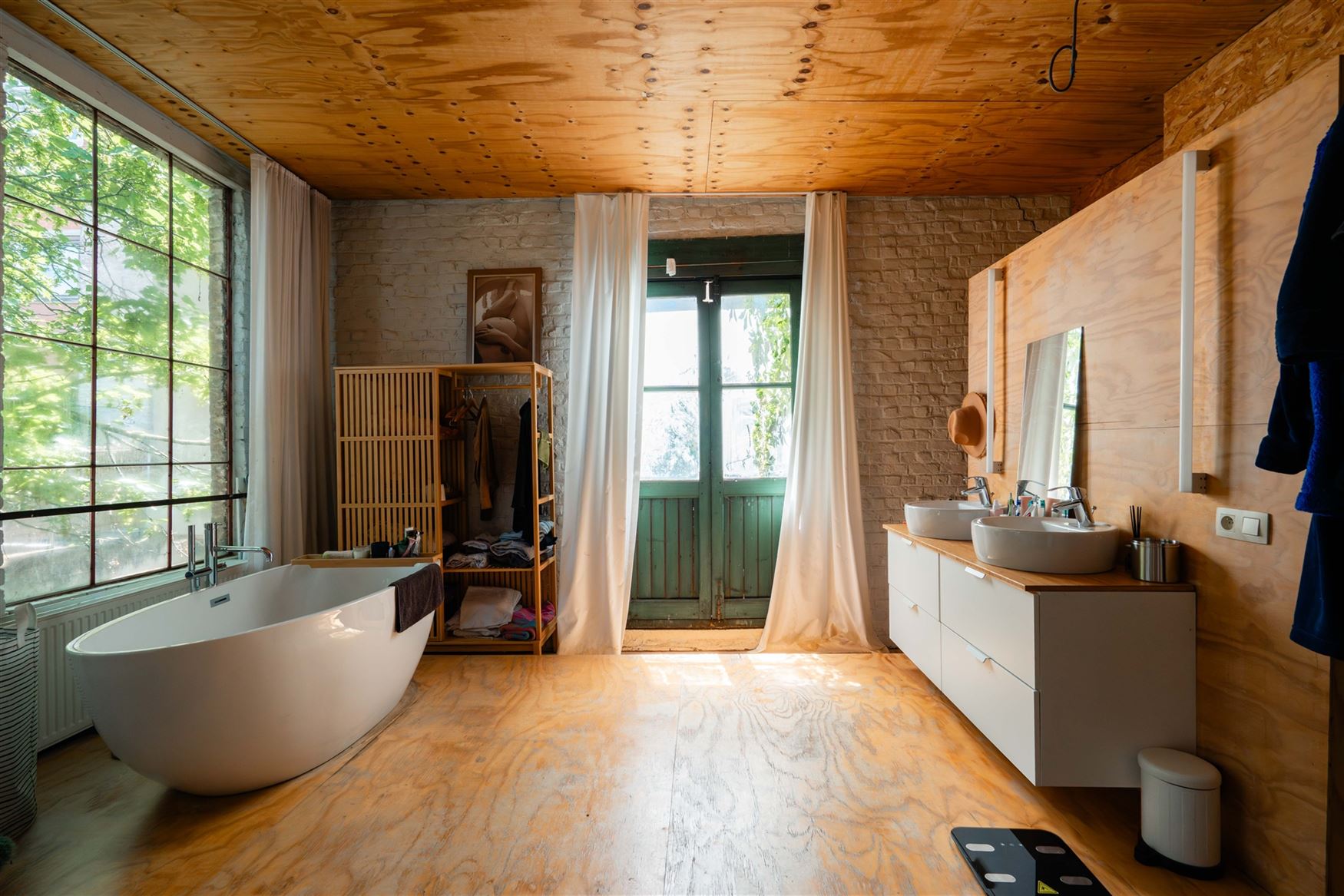 Achter een discrete gevel in de historische binnenstad schuilt iets wat je hier nauwelijks verwacht: een eigenzinnige urban villa met karakter, creati...
