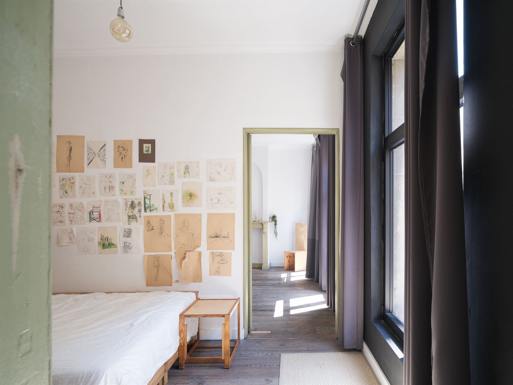 Geen strak nieuwbouwappartement. Integendeel. Midden in historisch Gent ligt een appartement met ruimte, karakter en een flinke dosis eigenheid.

Me...