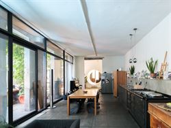 Achter een discrete gevel in de historische binnenstad schuilt iets wat je hier nauwelijks verwacht: een eigenzinnige urban villa met karakter, creati...