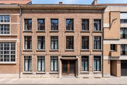 Achter een discrete gevel in de historische binnenstad schuilt iets wat je hier nauwelijks verwacht: een eigenzinnige urban villa met karakter, creati...