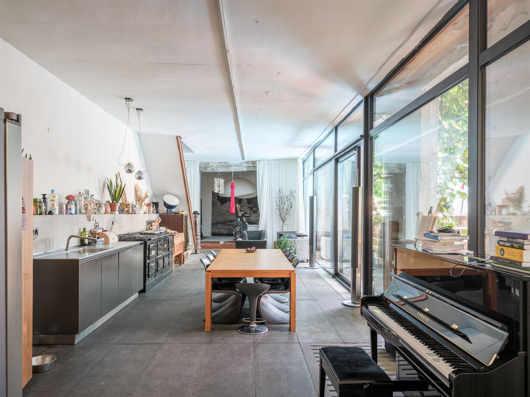 Achter een discrete gevel in de historische binnenstad schuilt iets wat je hier nauwelijks verwacht: een eigenzinnige urban villa met karakter, creati...