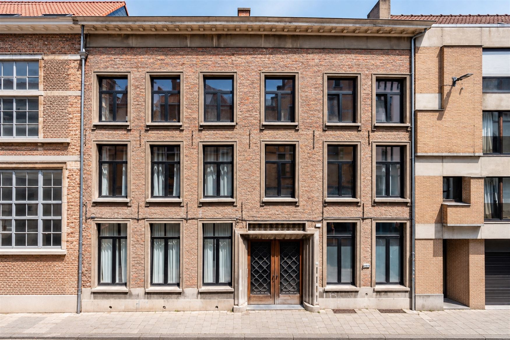 Achter een discrete gevel in de historische binnenstad schuilt iets wat je hier nauwelijks verwacht: een eigenzinnige urban villa met karakter, creati...