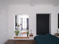 Geen strak nieuwbouwappartement. Integendeel. Midden in historisch Gent ligt een appartement met ruimte, karakter en een flinke dosis eigenheid.

Me...