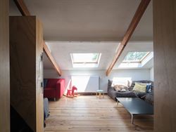 251 m² boven de stad. Ruimte, karakter en een uitgesproken eigenheid.

Verdeeld over twee verdiepingen overstijgt dit moeiteloos het klassieke appa...