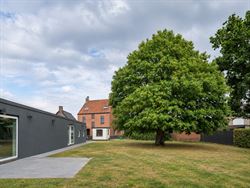 Dit is niet zomaar een woning met een link naar de wielergeschiedenis. Dit is de voormalige woning van Lucien Buysse, winnaar van de Tour de France va...