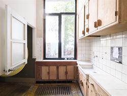 Achter een discrete gevel in de historische binnenstad schuilt iets wat je hier nauwelijks verwacht: een eigenzinnige urban villa met karakter, creati...