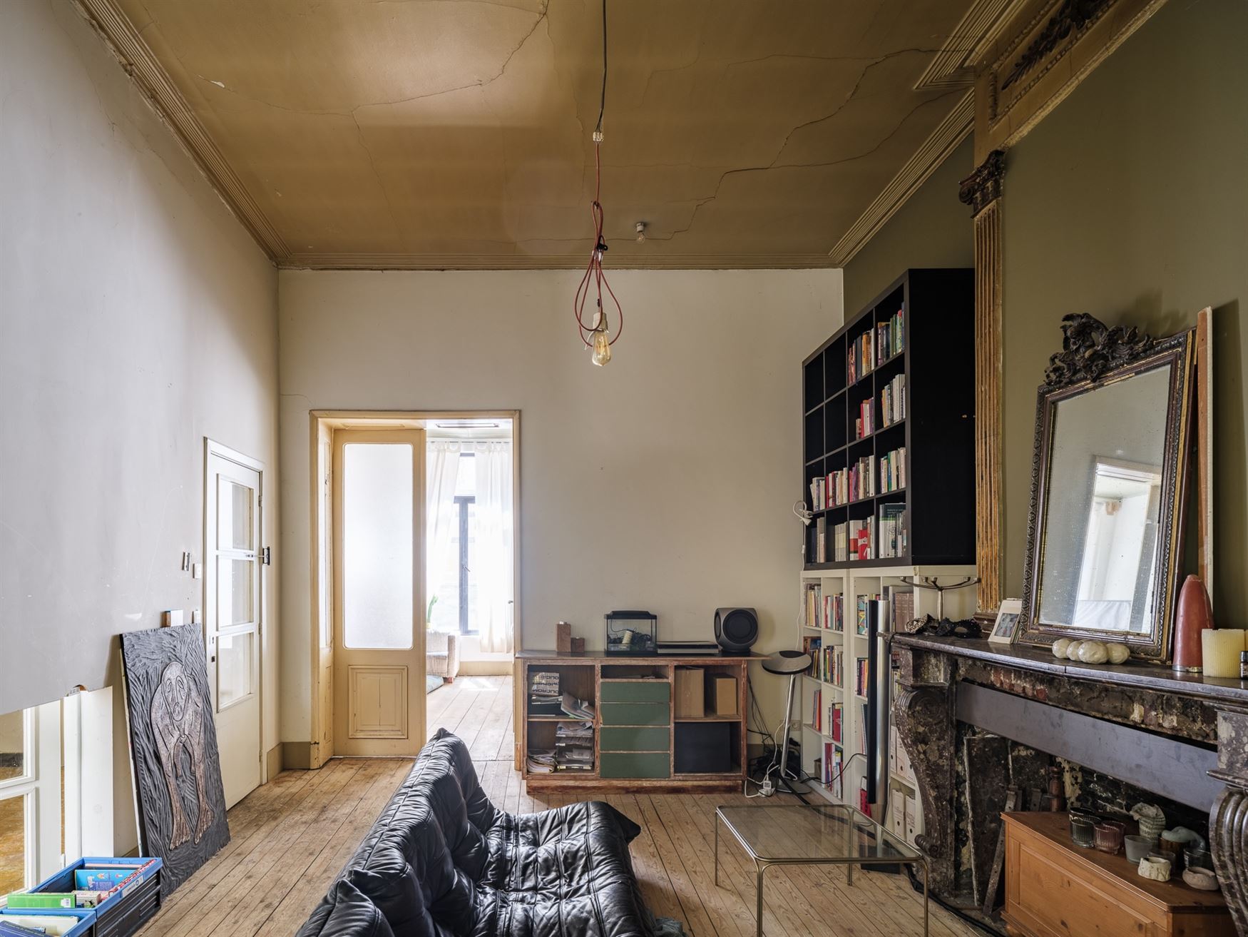 Achter een discrete gevel in de historische binnenstad schuilt iets wat je hier nauwelijks verwacht: een eigenzinnige urban villa met karakter, creati...