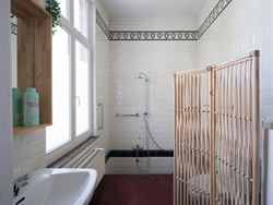 Geen strak nieuwbouwappartement. Integendeel. Midden in historisch Gent ligt een appartement met ruimte, karakter en een flinke dosis eigenheid.

Me...