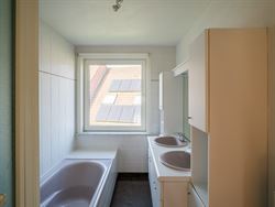 Ben jij iemand die helemaal opleeft van zon en daglicht? Dan zou deze woning in Deinze je weleens heel gelukkig kunnen maken. Maar liefst 266 m² woon...